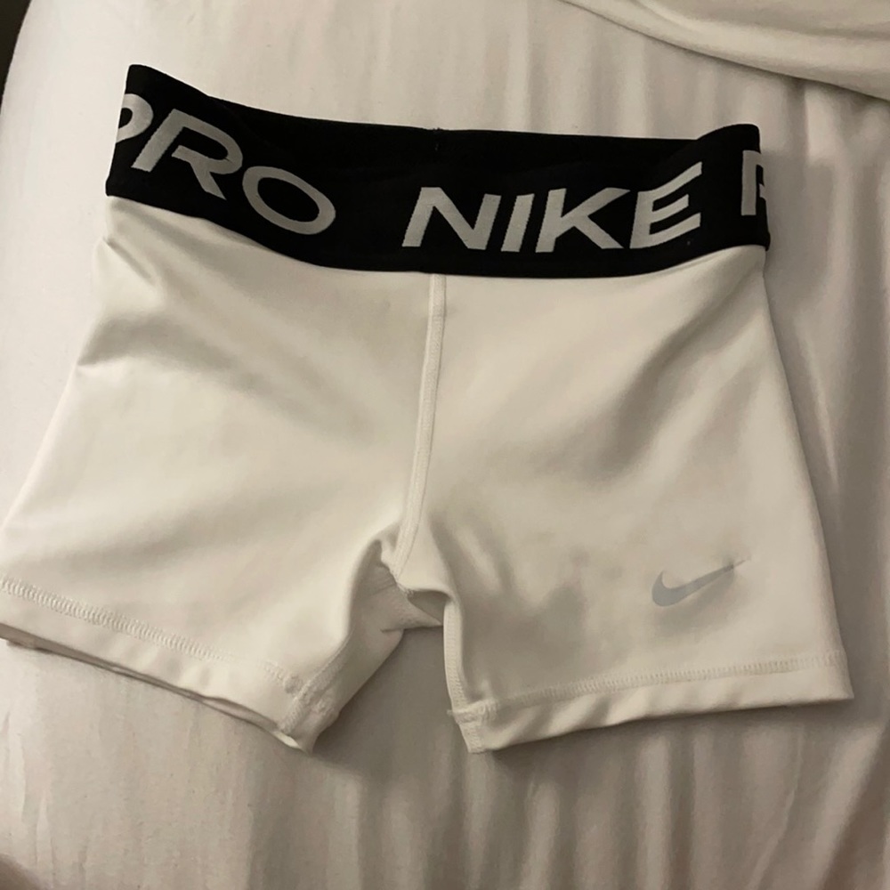 White Nike Pros Woman’s size xs